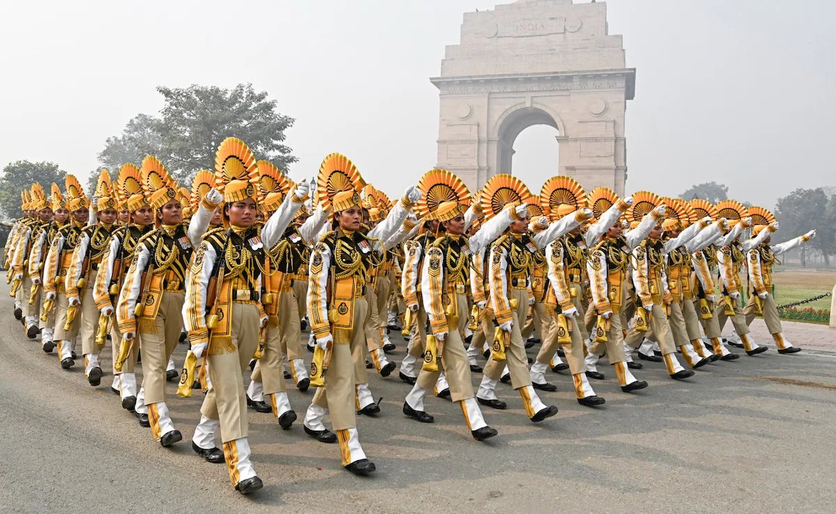 અર્ધલશ્કરી દળ CISFની પહેલી તમામ મહિલા બટાલિયન એરપોર્ટ, મેટ્રોને સુરક્ષિત કરશે: અમિત શાહ